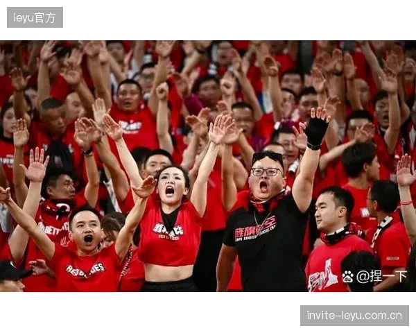 成都蓉城凭借恐怖的主场战绩奠定榜首优势，其凤凰山专业足球场已成为中超客队的梦魇。